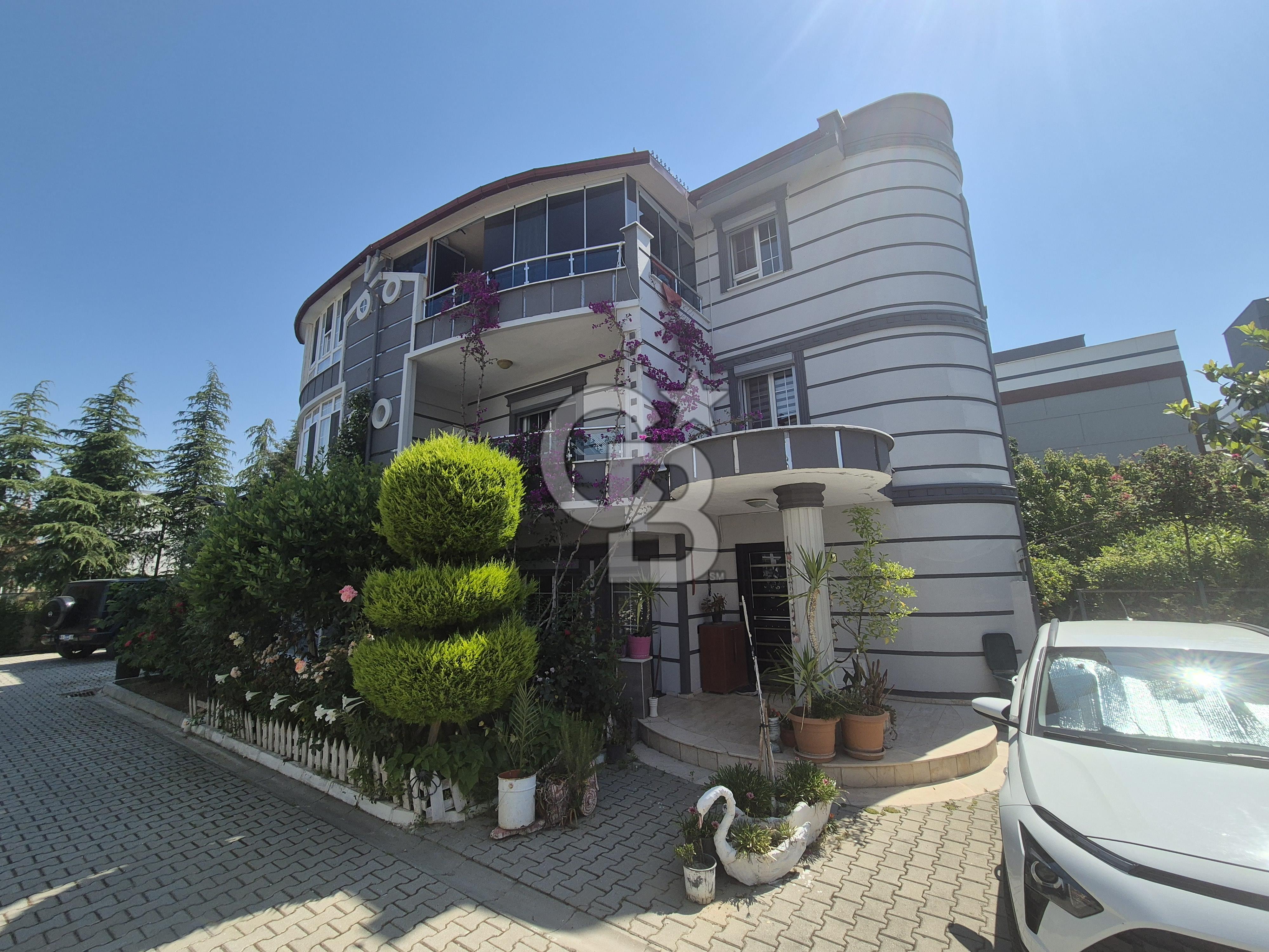 LALEZAR VİLLALARINDA PRESTİJLİ SATILIK TRİPLEKS