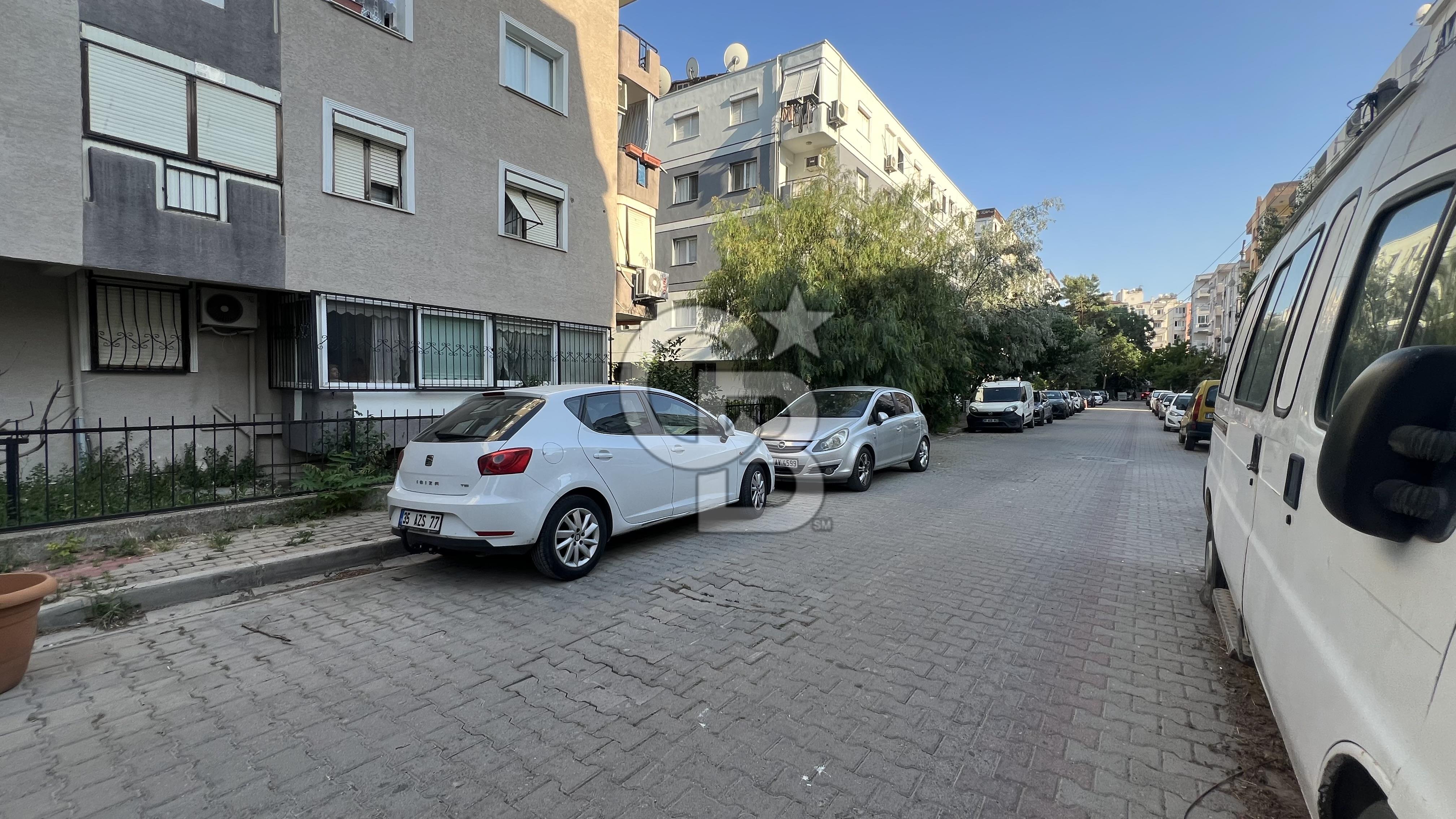 Karşıyaka Bahçelievlerde Ara Kat Satılık 3+1 Daire