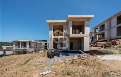 ÇEKMEKÖY MERKEZİ LOKASYONDA MÜSTAKİL BAHÇELİ 5+1 VİLLA