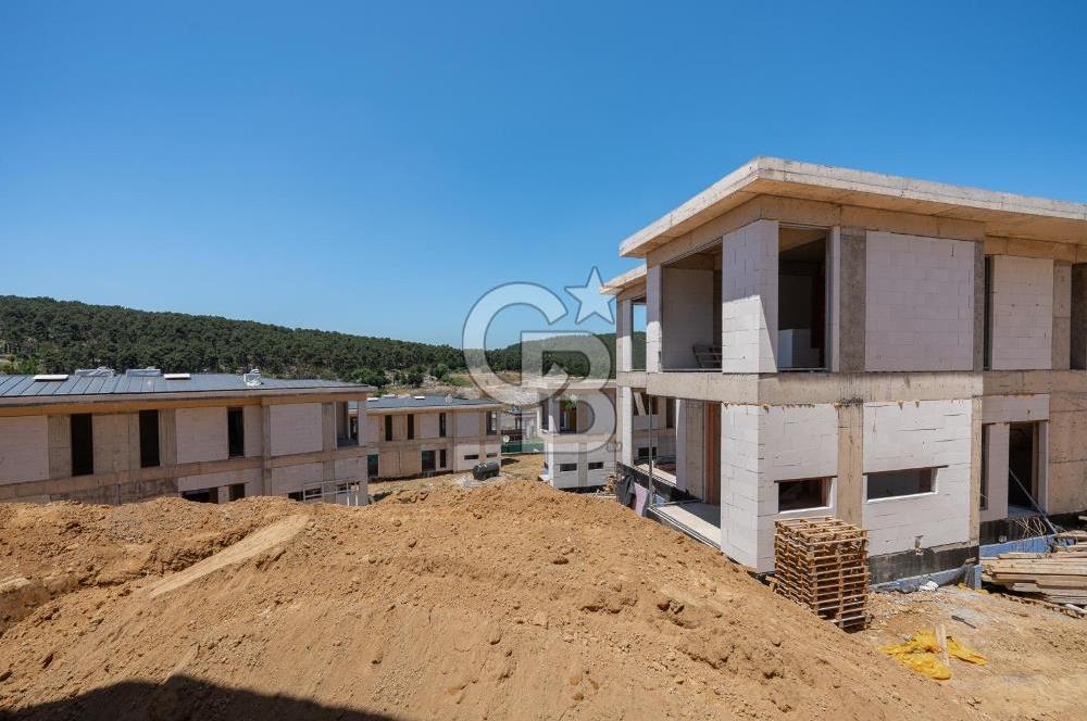 ÇEKMEKÖY MERKEZİ LOKASYONDA MÜSTAKİL BAHÇELİ 5+1 VİLLA