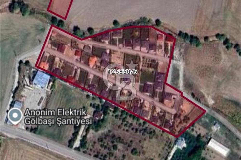 GÖLBAŞI YAVRUCUKTA KÖYÜN DİBİNDE KÖY İMARINA YAKIN EMSALSİZ TARLA