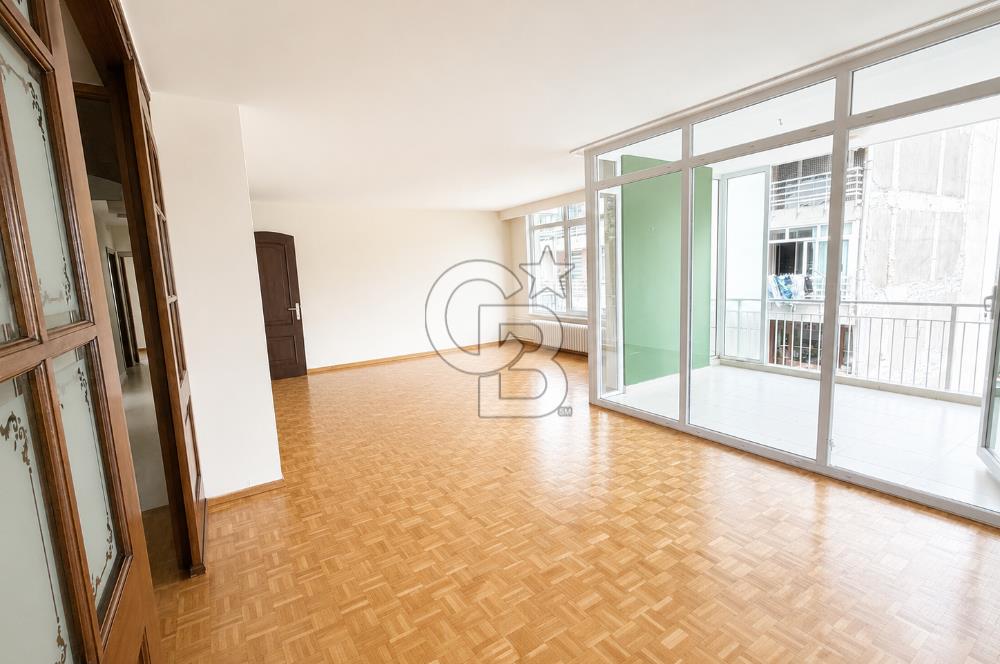 MODA , VİTOL ÇIKMAZI'NDA 4+1 220 M2 GENİŞ BALKONLU DAİRE