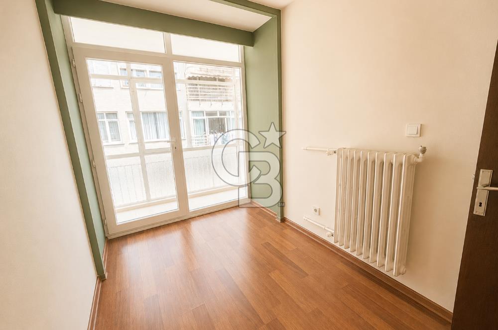 MODA , VİTOL ÇIKMAZI'NDA 4+1 220 M2 GENİŞ BALKONLU DAİRE