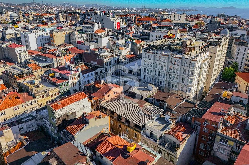 TAKSİM MEYDANA YÜRÜME MESAFESİNDE GENİŞ CEPHELİ KOMPLE BİNA
