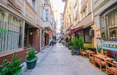 TAKSİM MEYDANA YÜRÜME MESAFESİNDE GENİŞ CEPHELİ KOMPLE BİNA