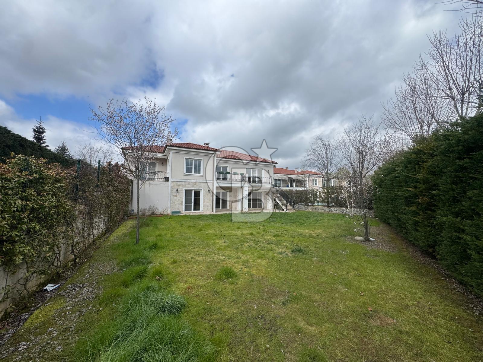 Arnavutköy NeoGölpark Sitesinde Satılık 5+2 Lüks Villa