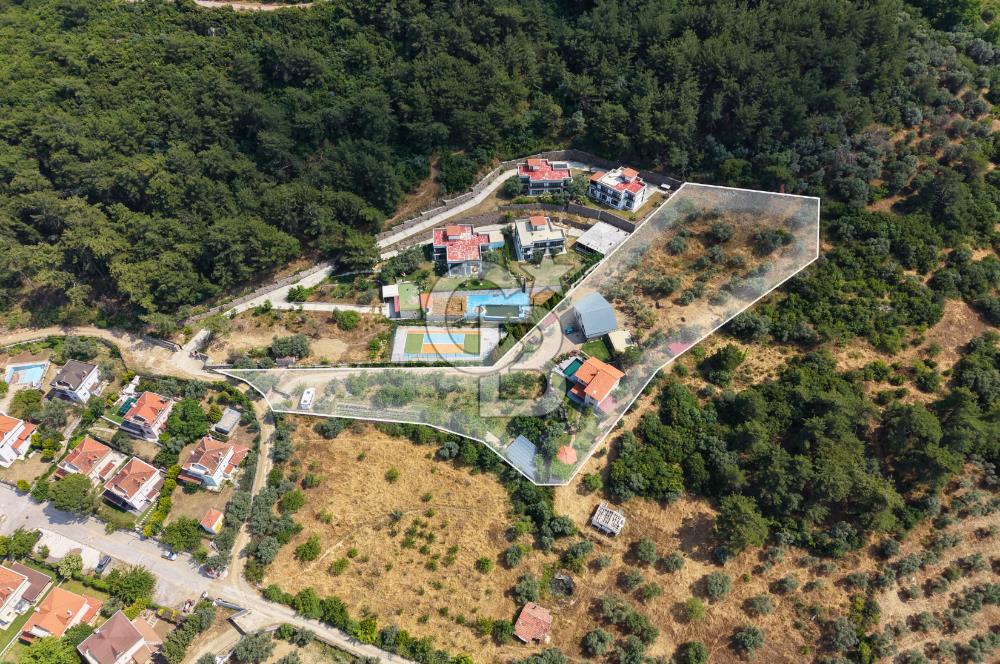 Kemalpaşa'da Satılık Müstakil Havuzlu Doğalgazlı Villa
