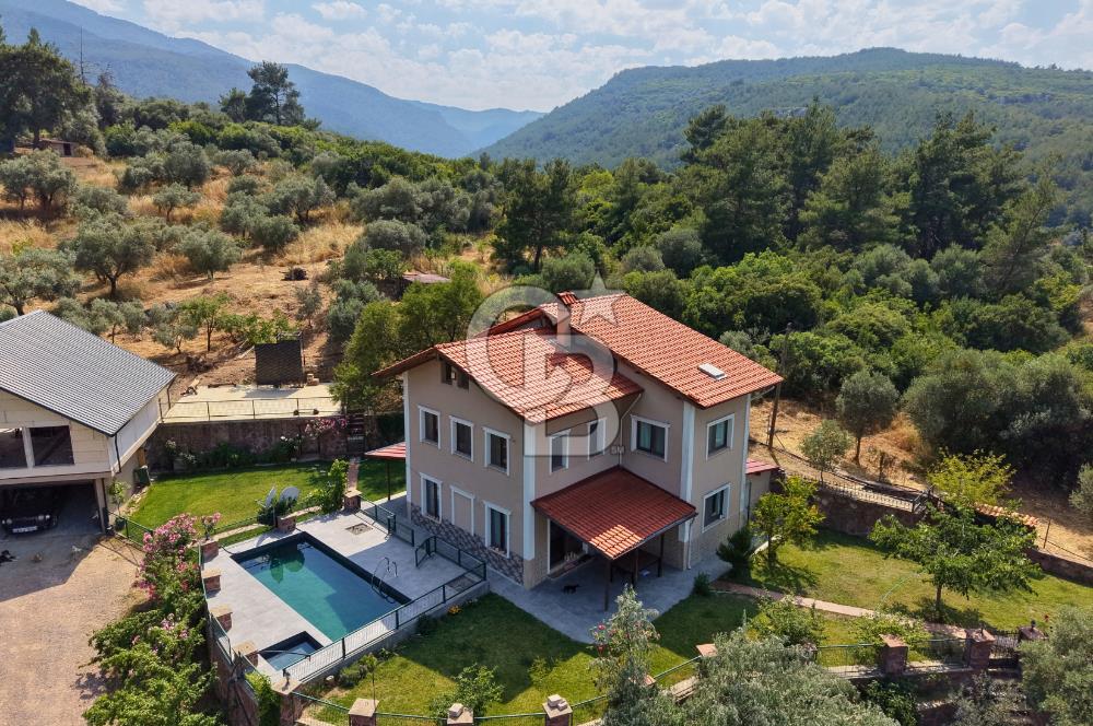 Kemalpaşa'da Satılık Müstakil Havuzlu Doğalgazlı Villa