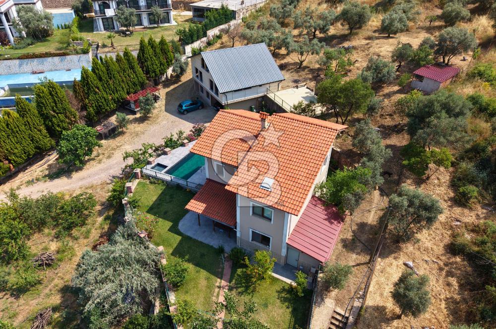 Kemalpaşa'da Satılık Müstakil Havuzlu Doğalgazlı Villa
