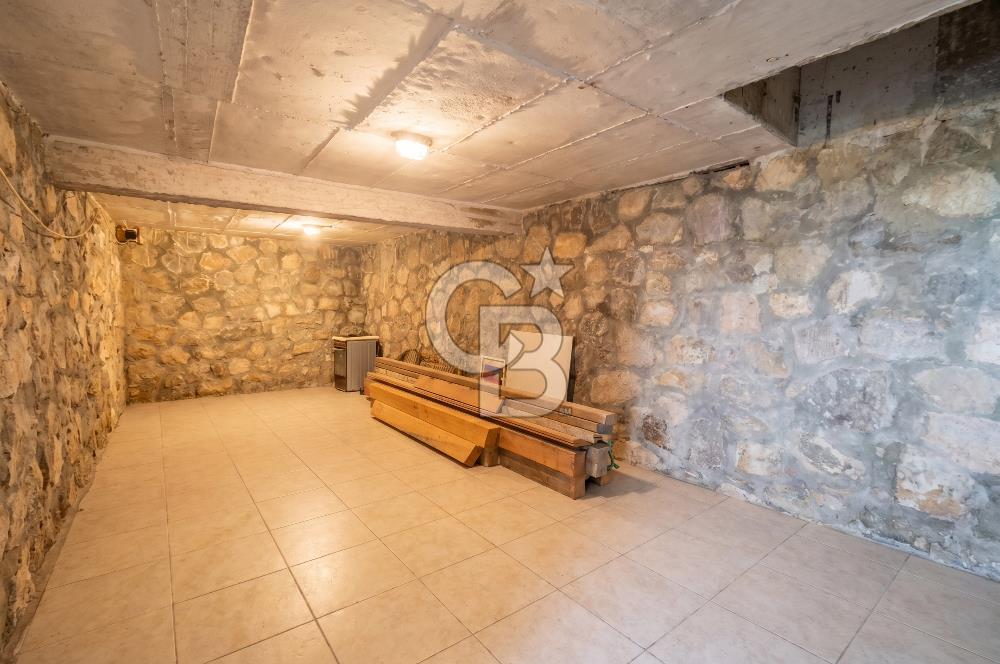 Kemalpaşa'da Satılık Müstakil Havuzlu Doğalgazlı Villa