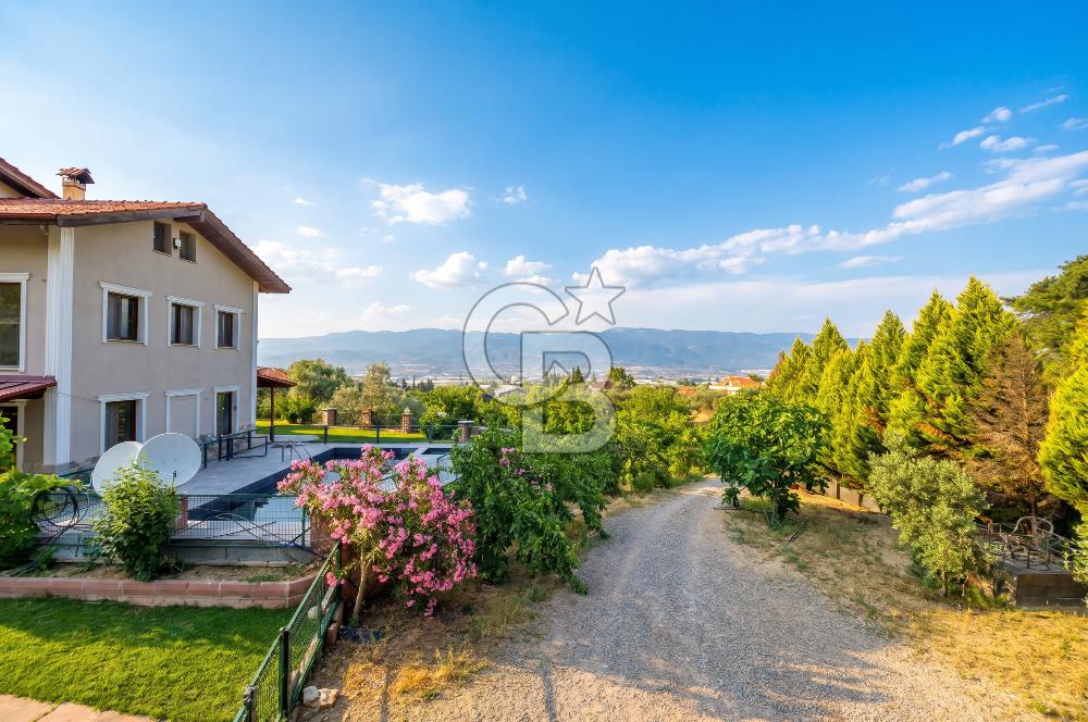 Kemalpaşa'da Satılık Müstakil Havuzlu Doğalgazlı Villa