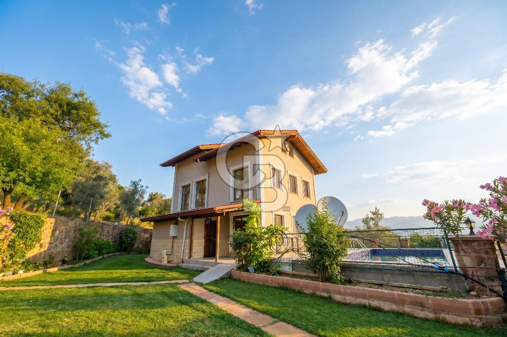 Kemalpaşa'da Satılık Müstakil Havuzlu Doğalgazlı Villa