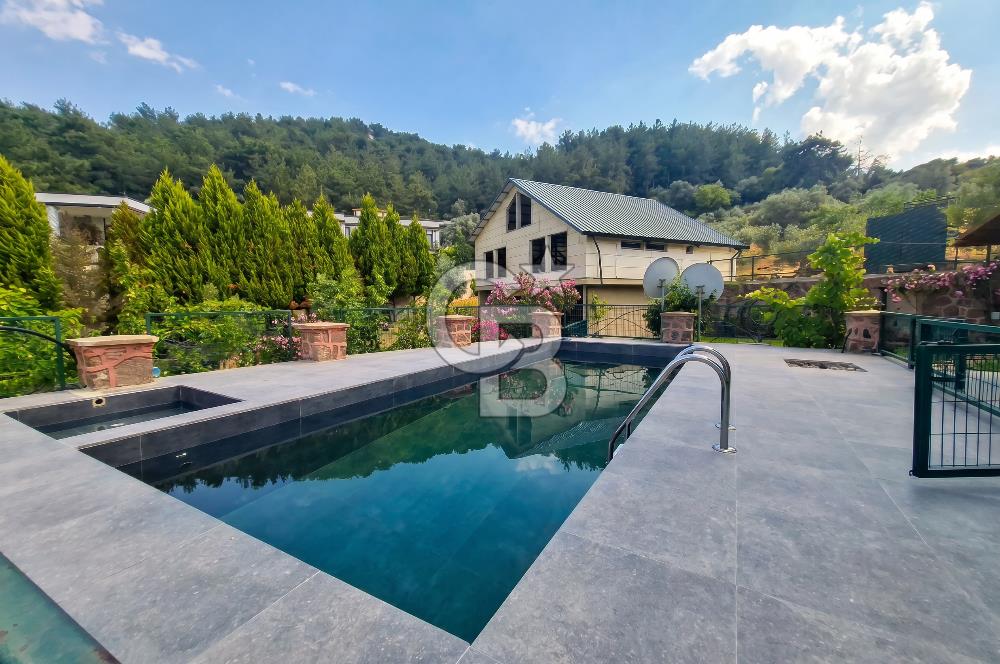 Kemalpaşa'da Satılık Müstakil Havuzlu Doğalgazlı Villa