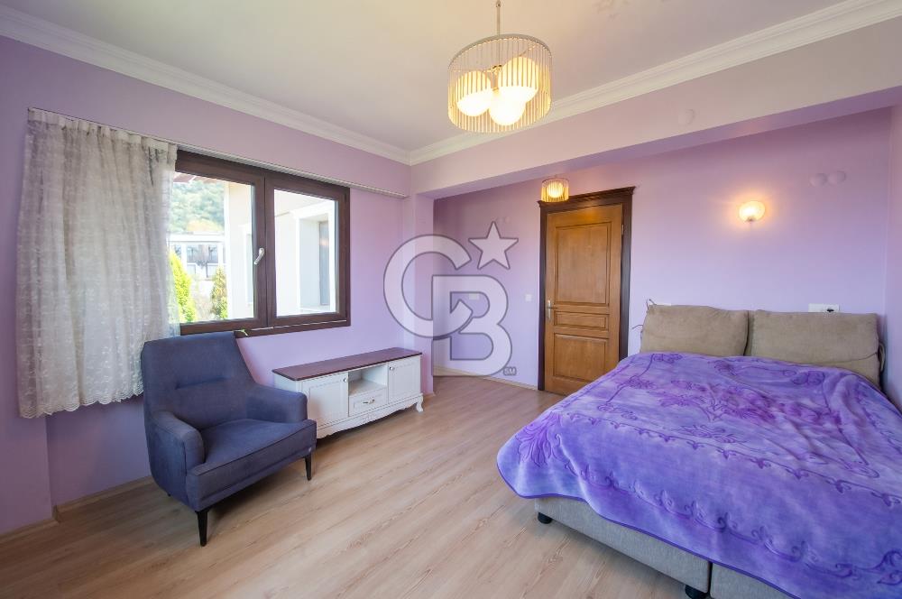 Kemalpaşa'da Satılık Müstakil Havuzlu Doğalgazlı Villa