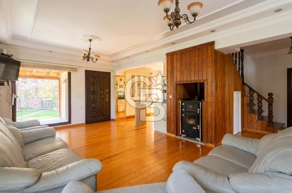 Kemalpaşa'da Satılık Müstakil Havuzlu Doğalgazlı Villa