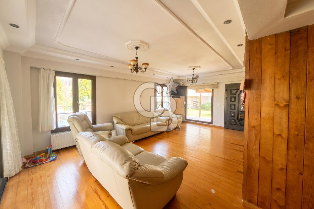 Kemalpaşa'da Satılık Müstakil Havuzlu Doğalgazlı Villa