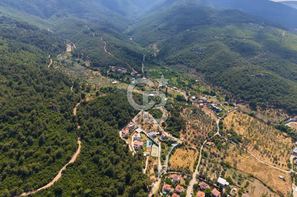Kemalpaşa'da Satılık Müstakil Havuzlu Doğalgazlı Villa