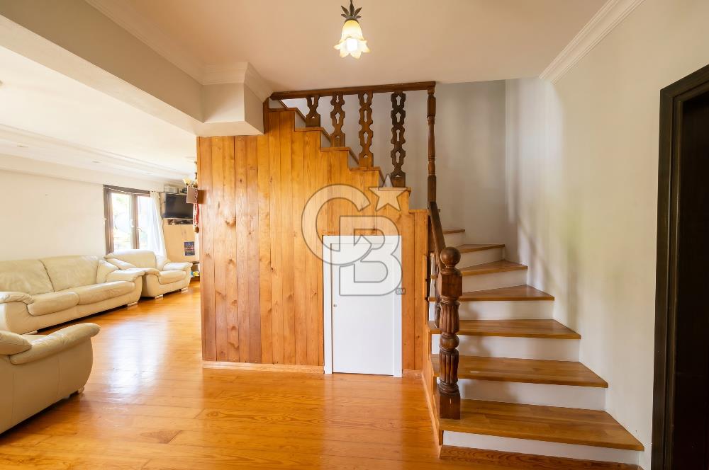 Kemalpaşa'da Satılık Müstakil Havuzlu Doğalgazlı Villa