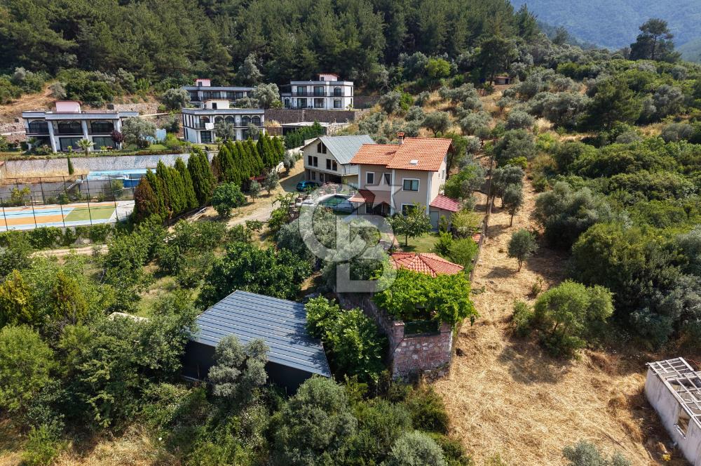 Kemalpaşa'da Satılık Müstakil Havuzlu Doğalgazlı Villa