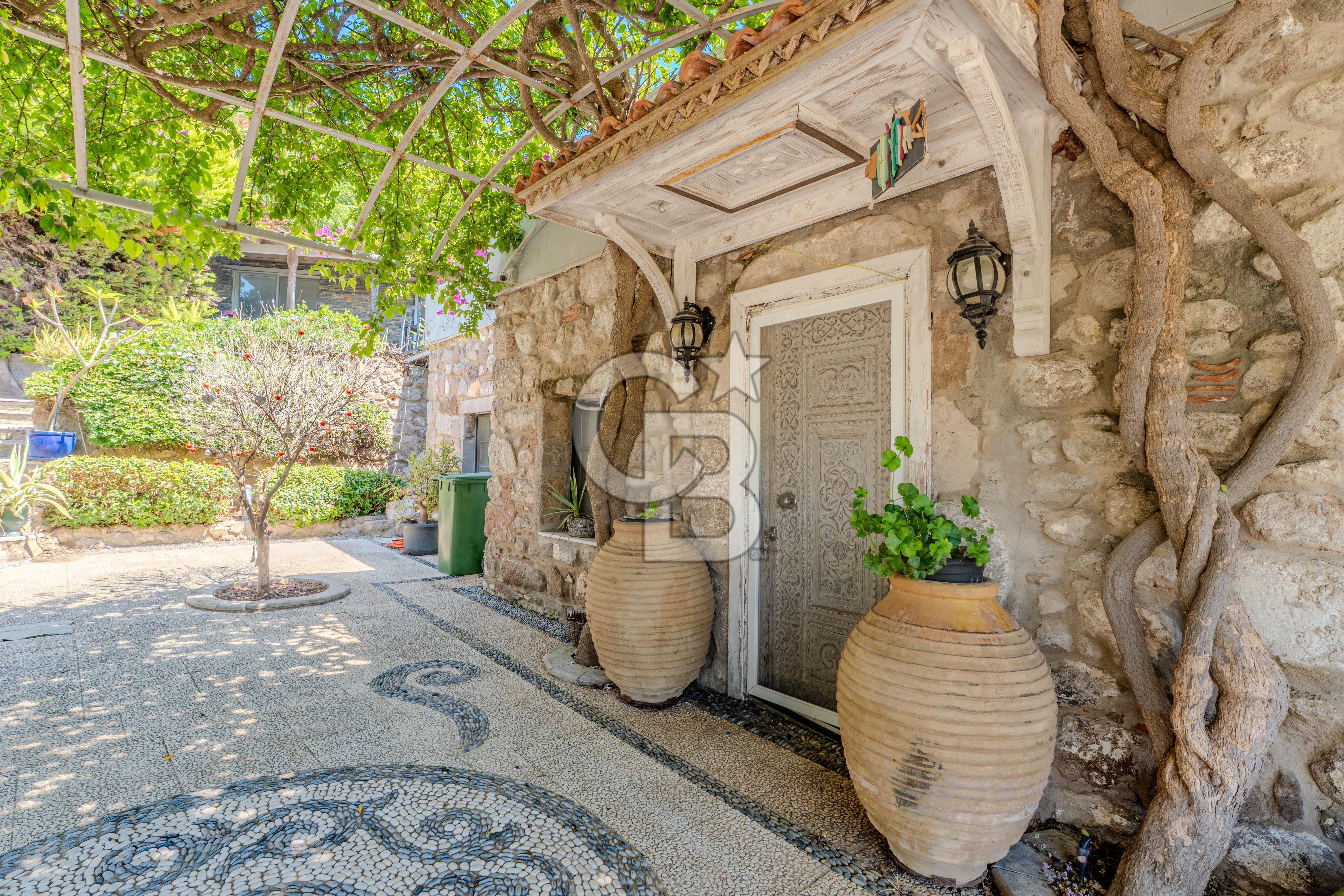 Bodrum Türkbükü’nde Eşyalı 1+1 Kış Bahçeli Müstakil Taş Ev