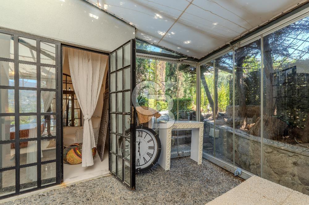 Bodrum Türkbükü’nde Eşyalı 1+1 Kış Bahçeli Müstakil Taş Ev