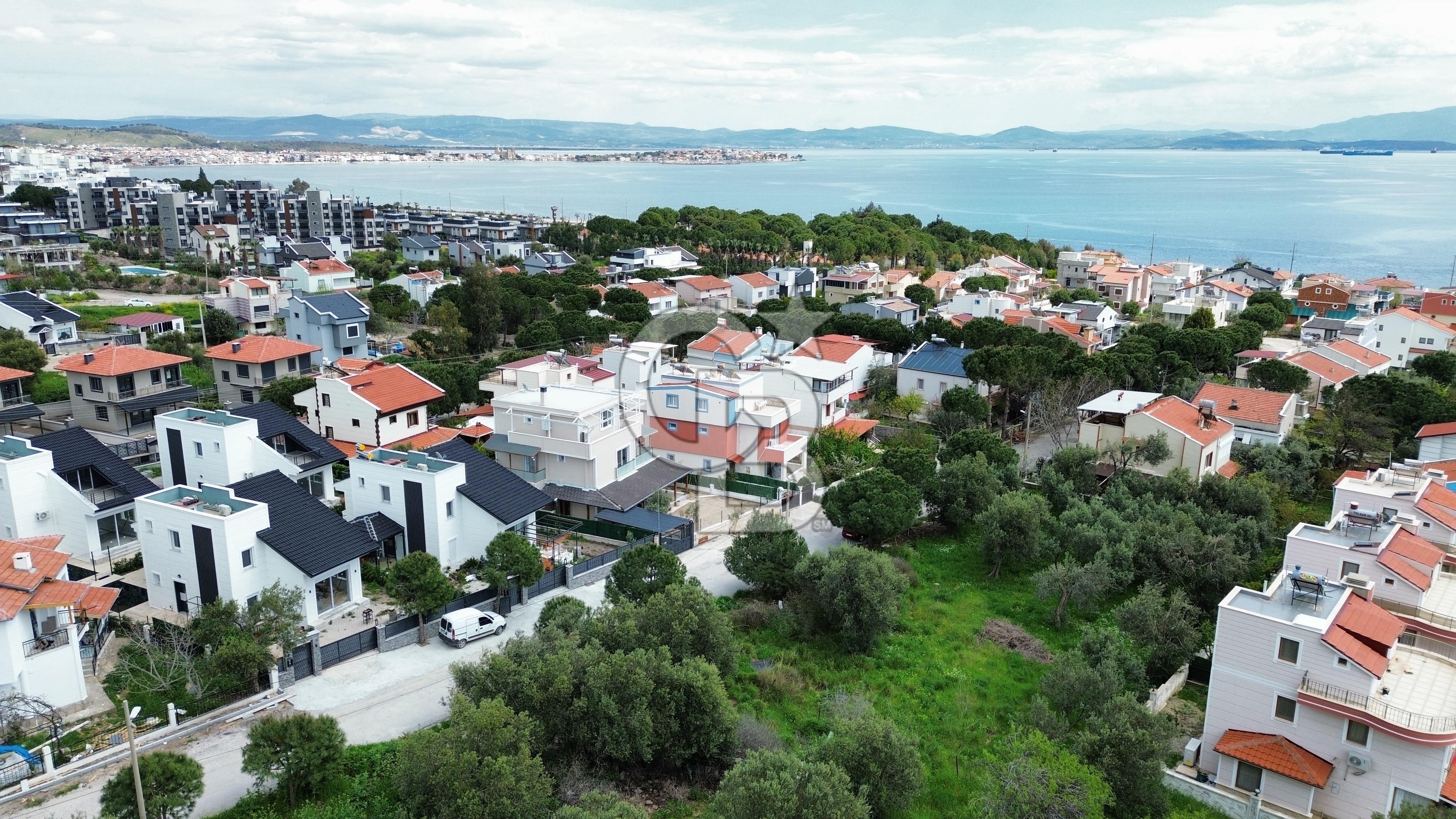 Çandarlı'da Tam Müstakil, Önü Açık, Deniz Manzaralı Geniş Villa
