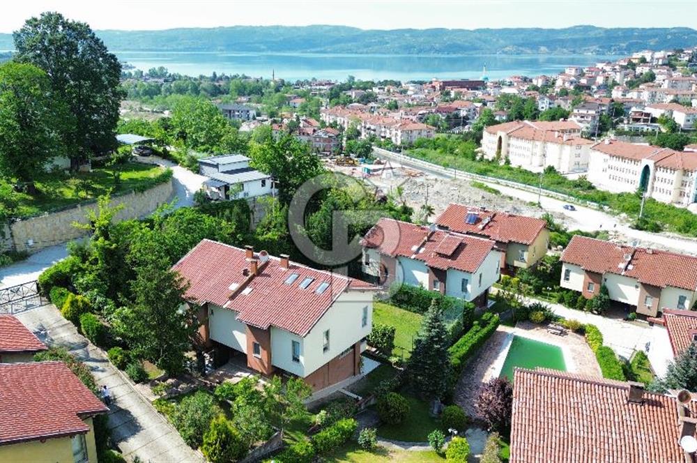 SAPANCA ÜNLÜCE TRİPLEKS VİLLA