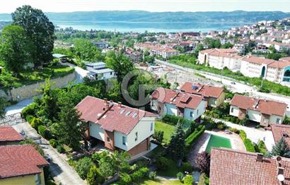 SAPANCA ÜNLÜCE TRİPLEKS VİLLA