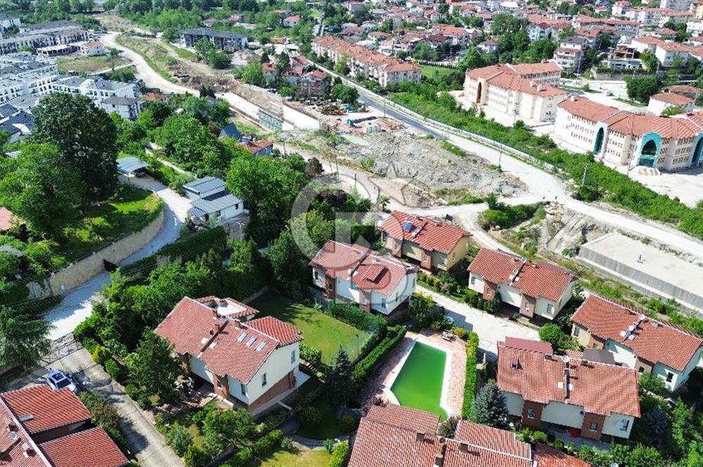 SAPANCA ÜNLÜCE TRİPLEKS VİLLA