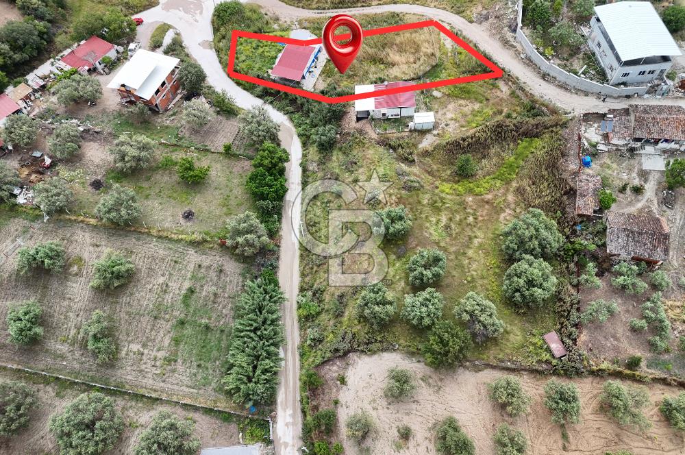 MANİSA KEPENEKLİ’ DE İÇİNDE HAZIR PREFABRİK BULUNAN  951M² ARSA