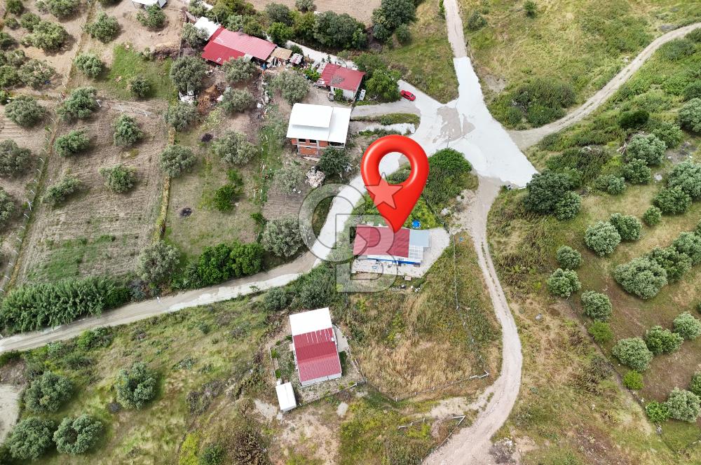 MANİSA KEPENEKLİ’ DE İÇİNDE HAZIR PREFABRİK BULUNAN  951M² ARSA