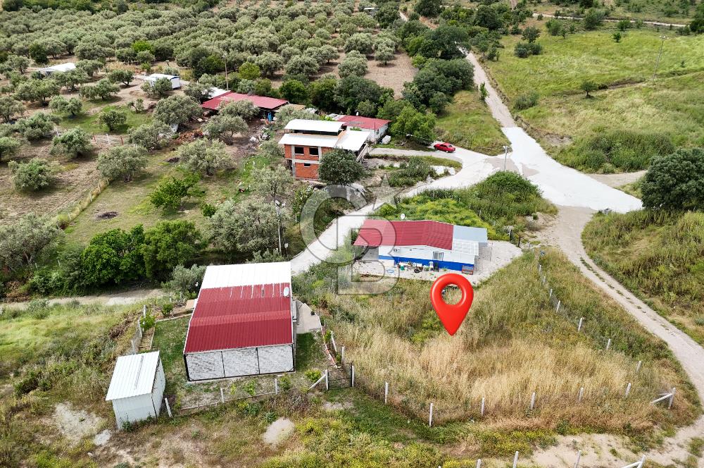 MANİSA KEPENEKLİ’ DE İÇİNDE HAZIR PREFABRİK BULUNAN  951M² ARSA