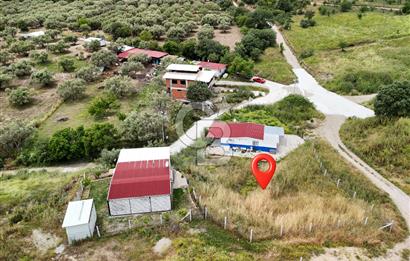 MANİSA KEPENEKLİ’ DE İÇİNDE HAZIR PREFABRİK BULUNAN  951M² ARSA