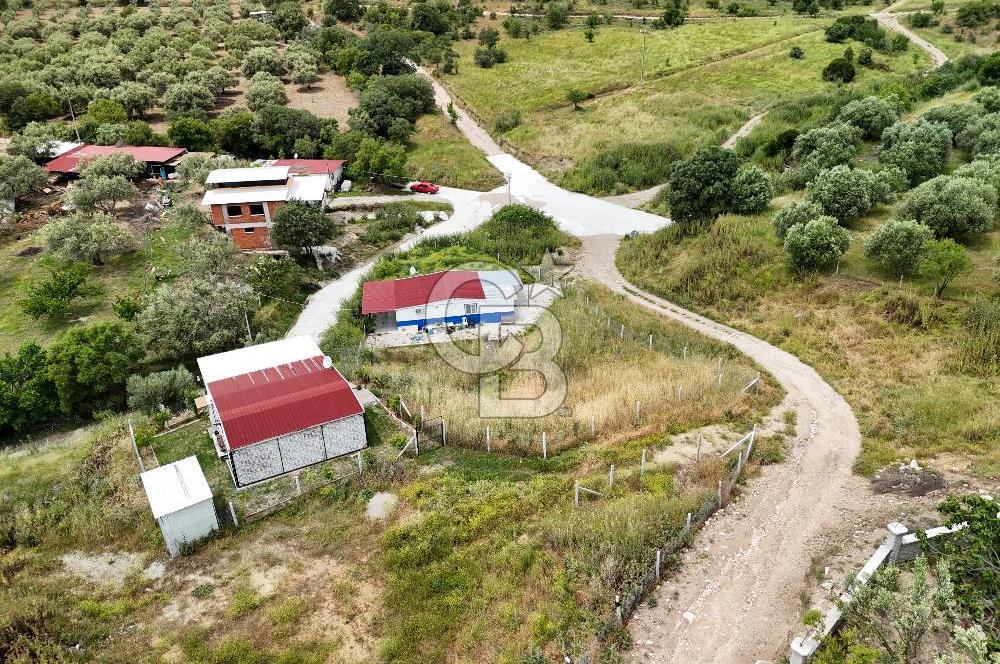 MANİSA KEPENEKLİ’ DE İÇİNDE HAZIR PREFABRİK BULUNAN  951M² ARSA