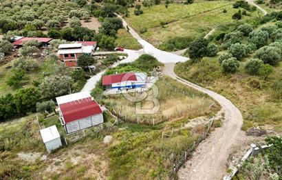 MANİSA KEPENEKLİ’ DE İÇİNDE HAZIR PREFABRİK BULUNAN  951M² ARSA