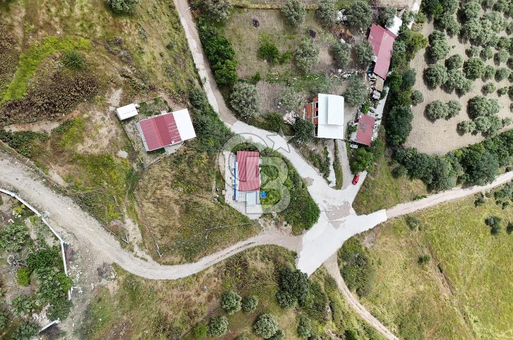 MANİSA KEPENEKLİ’ DE İÇİNDE HAZIR PREFABRİK BULUNAN  951M² ARSA
