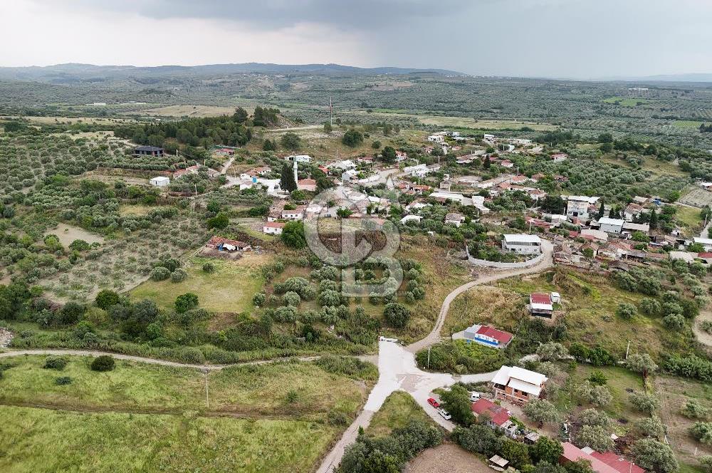 MANİSA KEPENEKLİ’ DE İÇİNDE HAZIR PREFABRİK BULUNAN  951M² ARSA