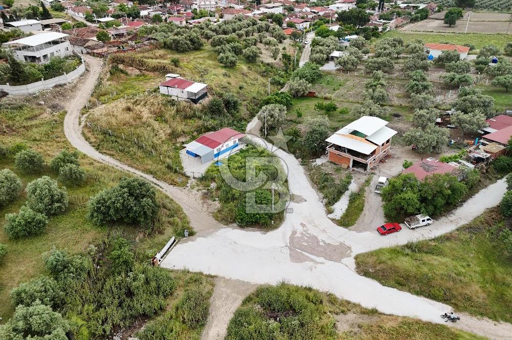 MANİSA KEPENEKLİ’ DE İÇİNDE HAZIR PREFABRİK BULUNAN  951M² ARSA