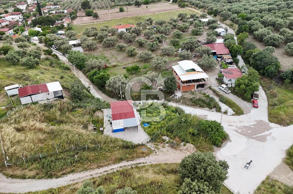 MANİSA KEPENEKLİ’ DE İÇİNDE HAZIR PREFABRİK BULUNAN  951M² ARSA