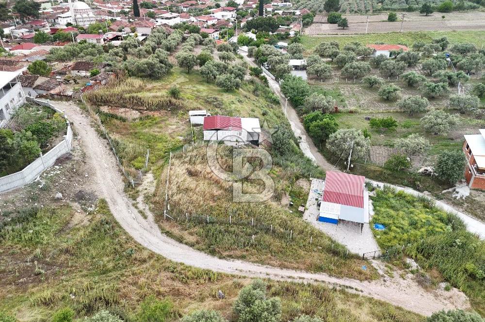 MANİSA KEPENEKLİ’ DE İÇİNDE HAZIR PREFABRİK BULUNAN  951M² ARSA