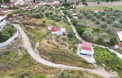 MANİSA KEPENEKLİ’ DE İÇİNDE HAZIR PREFABRİK BULUNAN  951M² ARSA