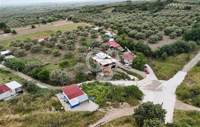 MANİSA KEPENEKLİ’ DE İÇİNDE HAZIR PREFABRİK BULUNAN  951M² ARSA