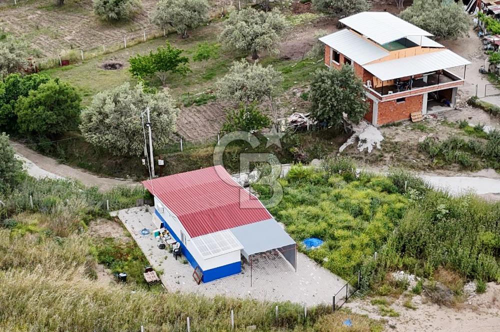MANİSA KEPENEKLİ’ DE İÇİNDE HAZIR PREFABRİK BULUNAN  951M² ARSA