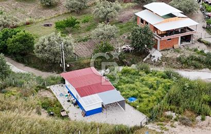 MANİSA KEPENEKLİ’ DE İÇİNDE HAZIR PREFABRİK BULUNAN  951M² ARSA