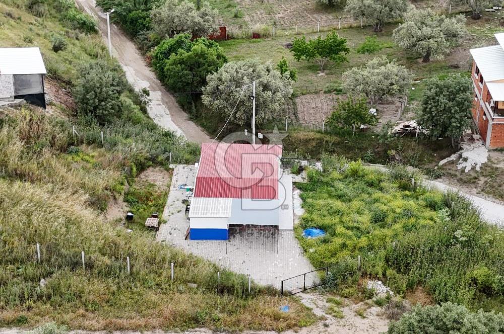 MANİSA KEPENEKLİ’ DE İÇİNDE HAZIR PREFABRİK BULUNAN  951M² ARSA