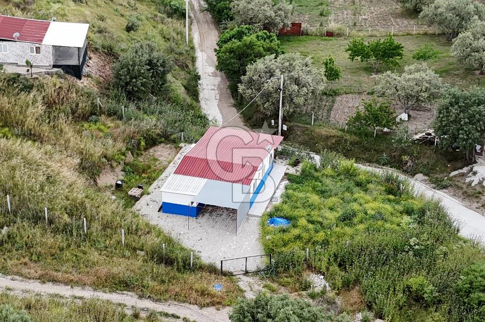 MANİSA KEPENEKLİ’ DE İÇİNDE HAZIR PREFABRİK BULUNAN  951M² ARSA
