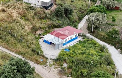 MANİSA KEPENEKLİ’ DE İÇİNDE HAZIR PREFABRİK BULUNAN  951M² ARSA