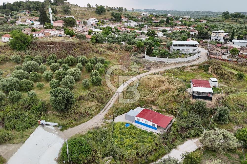 MANİSA KEPENEKLİ’ DE İÇİNDE HAZIR PREFABRİK BULUNAN  951M² ARSA
