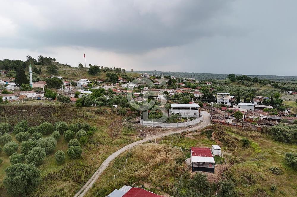 MANİSA KEPENEKLİ’ DE İÇİNDE HAZIR PREFABRİK BULUNAN  951M² ARSA