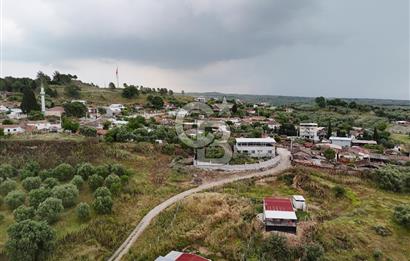 MANİSA KEPENEKLİ’ DE İÇİNDE HAZIR PREFABRİK BULUNAN  951M² ARSA